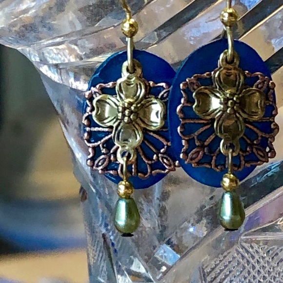 🆕 🌾 Lovely Floral Earrings 🌾 - Picture 3 of 4